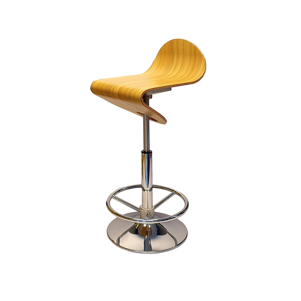 Nox bar stool. Seat in oak-effect laminate. 